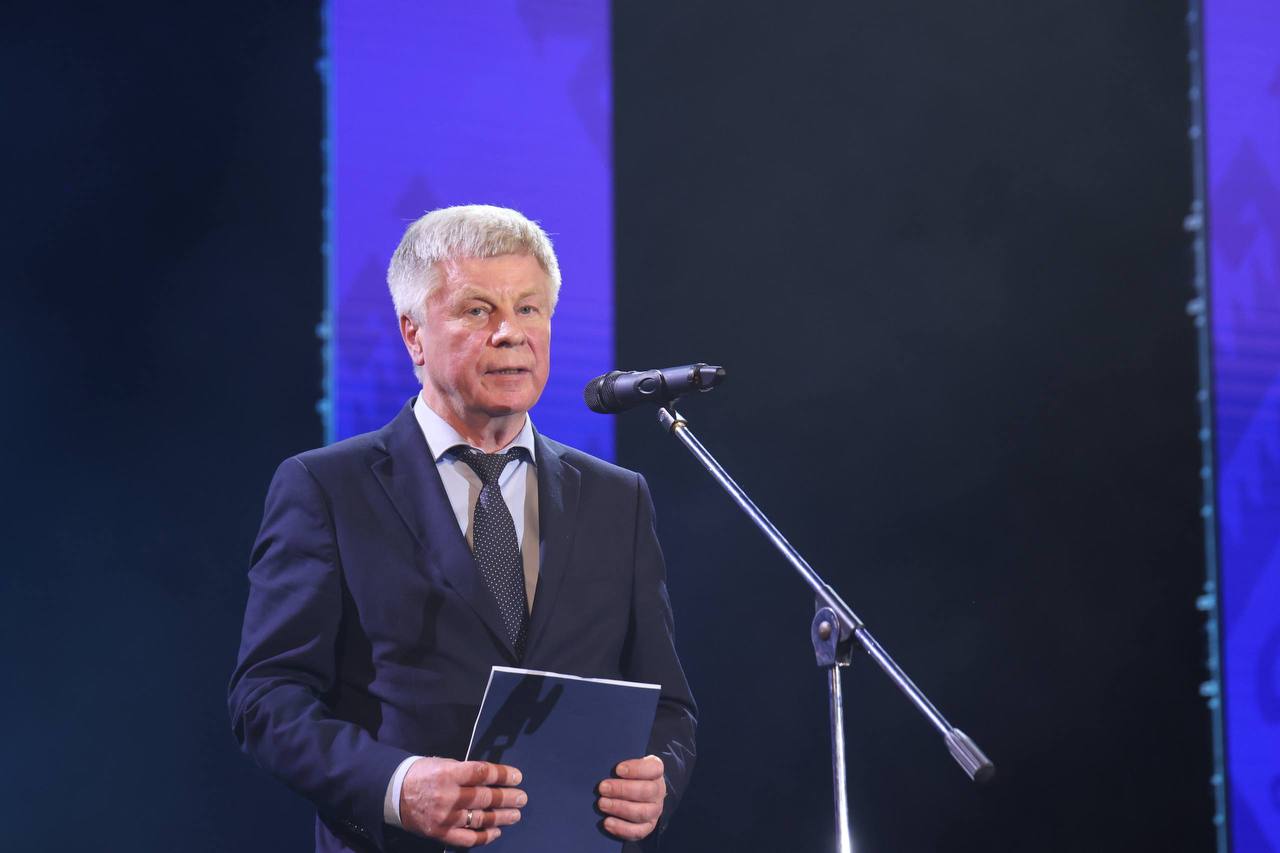 Гаджи Гаджиев удостоен почетной золотой медали спортивного общества Динамо Ее юбиляру вручил заместитель председателя Центрального совета общества Николай Толстых Он отметил многолетний труд Гаджи Гаджиева на пути развития динамовского движения и плодотворную работу в сфере физической культуры и спорта   Он вложил огромный вклад в победу нашей сборной на Олимпийских играх в Сеуле Глубоко знает сферу которой занимается Пройдя такой жизненный путь в футболе он учит своих воспитанников ответственному отношению дисциплине умению работать в команде Мы вас искренне благодарим за то что вы сделали для отечественного футбола Желаю вам здоровья благополучия успехов и реализации всех планов на радость многочисленным поклонникам футбола Дагестана и нашей страны сказал Николай Толстых