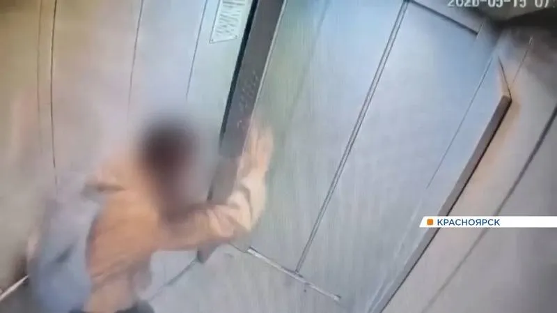 В Красноярске лифт со школьницей внутри внезапно остановился на ходу ЧП с ребенком в лифе произошло рано утром 19 мая в высотке на улице Шевченко сообщает Енисей Девочка зашла в кабину нажала на кнопку и поехала На кадрах камеры в лифте видно как ребенок осторожно осматривается возможно из за подозрительных звуков а через несколько секунд подпрыгивает от резкой остановки В то же мгновение что то падает с потолка В управляющей компании которая обслуживает этот 15 этажный дом пояснили что в лифте сработала автоматическая система защиты Аварийная служба прибыла через 12 минут Механик открыл двери и вывел напуганного ребенка Подъемник в этот же день обследовали признали исправным и снова запустили До конца недели специалисты проведут внеплановую проверку всех лифтов в этом здании Возбуждено уголовное дело Видео у нас в ВК vk com newslabru
