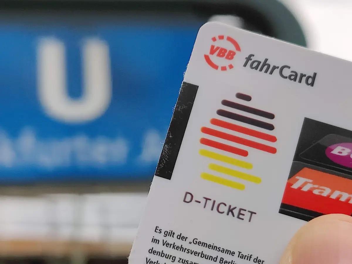 Deutschlandticket подорожает до 63 евро Цена проездного Deutschlandticket на местный общественный транспорт в следующем году вырастет с нынешних 58 евро до 63 евро в месяц Об этом договорились министры транспорта на конференции в Мюнхене