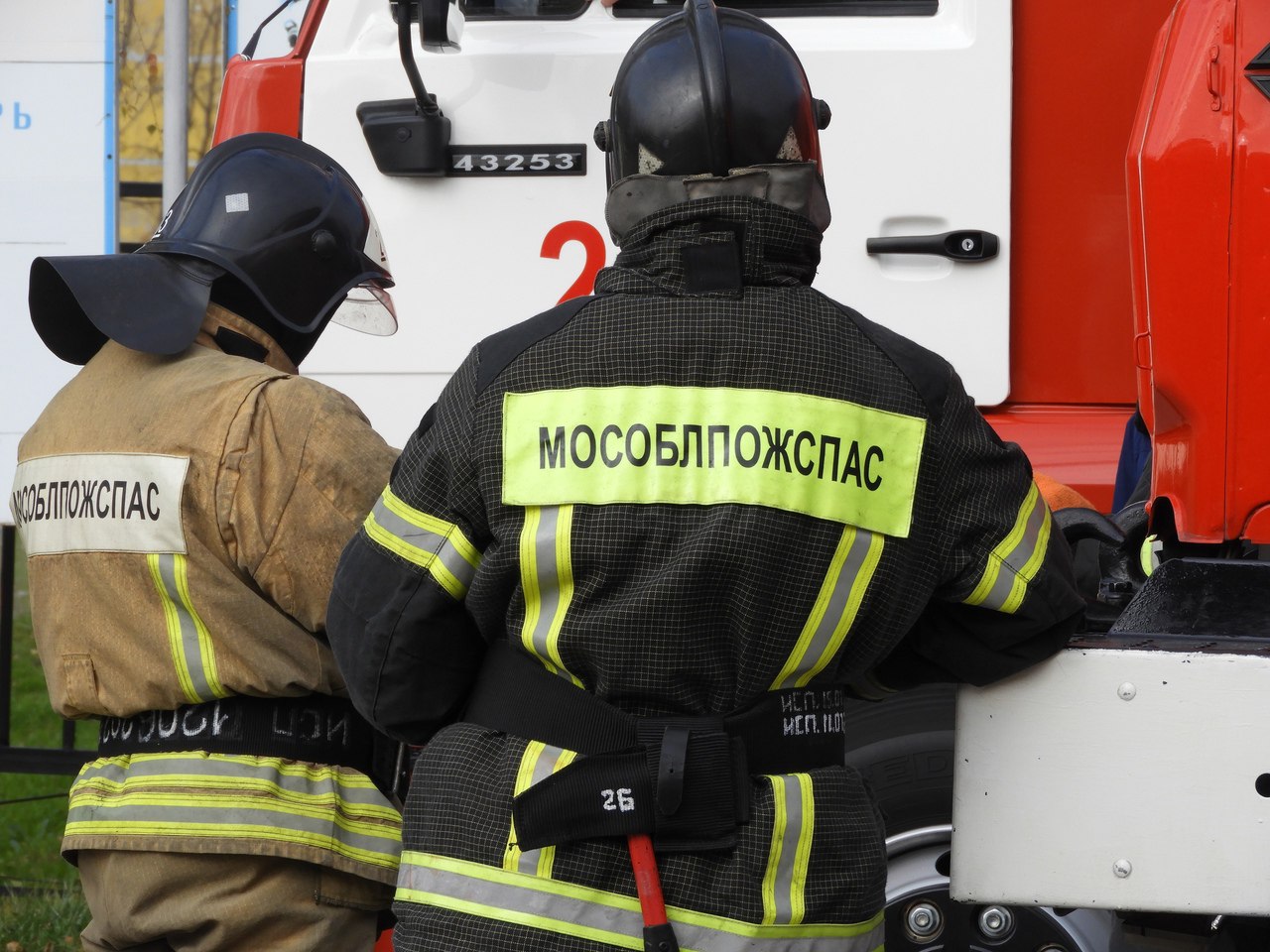 Вчера работники 283-й пожарно-спасательной части #Мособлпожспас нашли потерявшуюся пенсионерку, страдающую неврологическим расстройством. Инцидент произошел в деревне Волково Егорьевского округа. В службу экстренных вызовов #112 обратилась женщина, которая рассказала, что ее 76-летняя родственница с деменцией не вернулась с прогулки домой в привычное время. Прибыв на место вызова, работники дежурного караула начали прочесывать местность и менее чем за час обнаружили пенсионерку. Женщина сидела в зарослях кустарника в трехстах метрах от дома. Она чувствовала себя хорошо, в медицинской помощи не нуждалась. Огнеборцы проводили пенсионерку домой и передали родственникам. "Мособлпожспас"