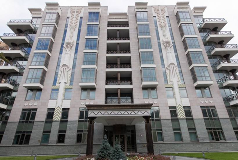 Самая дорогая квартира в России продается за 2,7 млрд рублей Рейтинг самых дорогих объектов на рынке элитной недвижимости в России, составленный экспертами сервиса «Сбербанка» «Домклик», возглавил пентхаус в ЖК «Гранатный палас» на фото в Москве. Объект стоит 2,7 млрд рублей. Пентхаус имеет площадь 900 кв. м и продается без отделки. Также в стоимость входят четыре машино-места общей площадью 58 кв. м. >>ЧИТАТЬ НОВОСТЬ>>