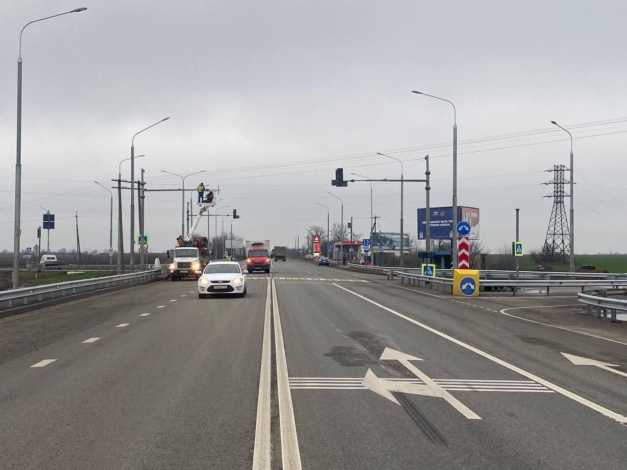 На пересечении дорог Р 280 Новороссия и Акимовка Кирилловка установлен светофор Такое решение было принято Комиссией по безопасности дорожного движения для сокращения числа ДТП Теперь водители направляющиеся в пгт Кирилловка смогут беспрепятственно повернуть налево