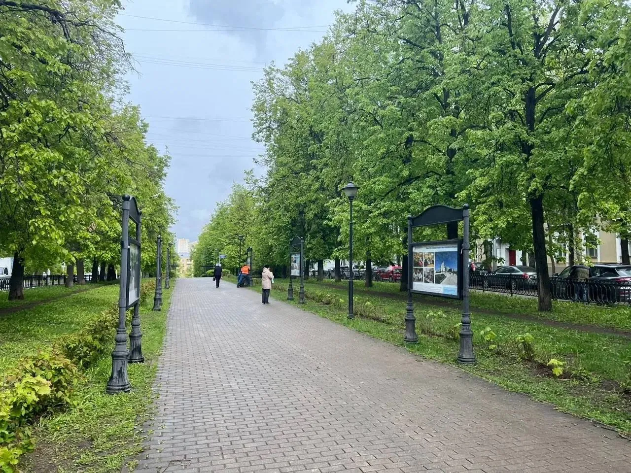 В преддверии 9 Мая в Кунцеве откроется выставка Дорога Победы 12 главных сражений В преддверии 81 й годовщины Победы в Великой Отечественной войне на Кунцевской аллее с 8 мая будет работать историческая экспозиция посвящённая 12 ключевым сражениям Второй мировой навсегда изменившим ход истории Выставку откроет депутат Государственной Думы Российской Федерации член фракции Единая Россия Евгений Попов На 12 баннерах разместят информацию о 12 решающих этапах борьбы с фашизмом Авторы проекта расскажут о Сталинградской и Курской битвах освобождении Ленинграда Яссо Кишиневской Висло Одерской Восточно Прусской Берлинской операциях обороне Заполярья и конечно о первой Победе советского народа над врагом в Битве за Москву Такие экспозиции напоминают кто и какой ценой отстоял страну Рекомендую пройтись всем кто живёт или бывает в районе сказал Евгений Попов Выставка Дорога Победы 12 главных сражений будет открыта до конца лета у дома 11 по улице Кунцевской