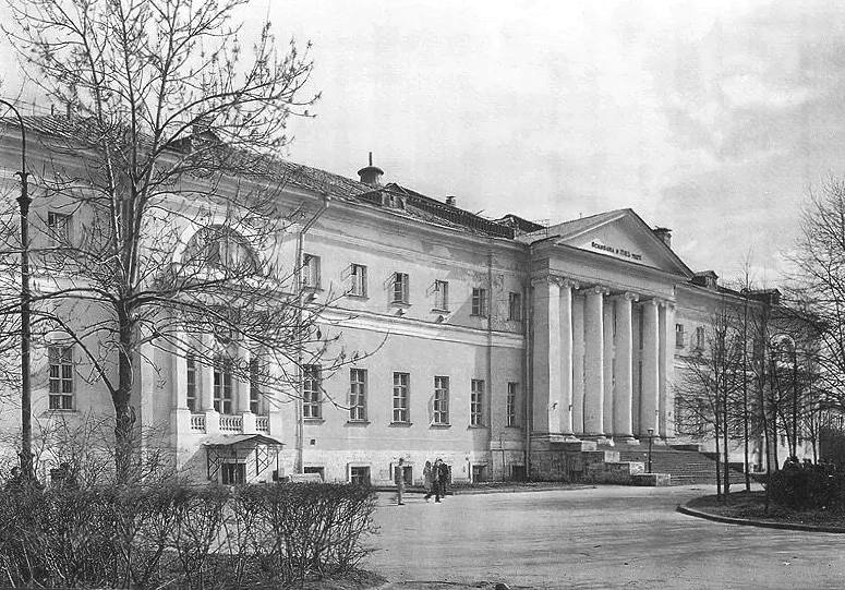 День в истории России 25 сентября 1763 года в Москве по приказу Екатерины II открыли Павловский госпиталь первую публичную больницу в России В объявлении об открытии говорилось все неимущие люди женска и мужеска пола как призрением и лекарствами так бельем платьем пищею и всем прочим содержанием будут довольствованы из собственной определенной Его Высочеством суммы не требуя от них ни за что платежа как по излечении так и в продолжение болезни Количество принятых и вылечившихся больных доводили до всеобщего сведения сообщениями в газетах В феврале 1904 года по приказу Николая II при больнице были организованы курсы подготовки санитаров что положило начало преподавательской деятельности Сегодня Павловская больница медицинский центр на 1000 койко мест сложный комплекс зданий из 30 ти корпусов на территории в 13 гектаров крупнейший медицинский и научный центр вносящий значительный вклад в изучение болезней сердца