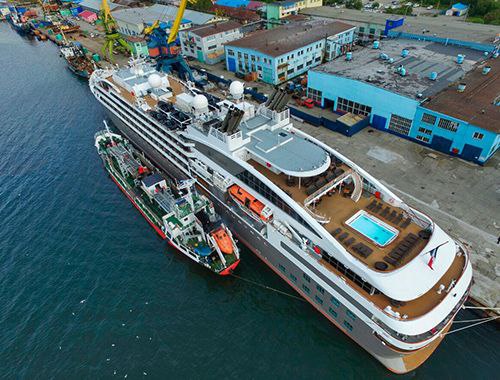 Бункеровщики направили в правительство свои замечания и предложения по законодательной инициативе ограничивающей работу судов по возрасту СРО Российская ассоциация морских и речных бункеровщиков Росморречбункер направила обращение к первому заместителю председателя правительства Денису Мантурову в котором говорится о возможных негативных последствиях предстоящего жесткого ограничения эксплуатации судов бункеровщиков по возрасту и предлагается на законодательном уровне прописать этапы этого процесса Аналогичные обращения направлены ассоциацией руководителям Минпромторга Минтранса Минэкономразвития Минэнерго Основу российского бункеровочного флота составляют суда постройки советского периода построены на судостроительных заводах СССР и стран членов СЭВ и приобретенные в постсоветский период в зарубежных странах Средний возраст российских морских судов бункеровщиков 38 лет речных судов бункеровщиков 49 лет При этом общее количество судов бункеровщиков потенциально подпадающих на данный момент времени под предусмотренные указанным законопроектом запреты и жесткие административные ограничения составляет не менее 275 т е более 74 от общего количества отмечается в письме которое есть в распоряжении ИАА ПортНьюс Представители отрасли в целом поддерживают необходимость обновления флота однако отмечают что предлагаемое в существующем виде обновление приведет к невозможности покрытия существующего спроса на бункеровку судов обеспечивающих морской экспорт и импорт грузов поскольку предлагаемые в законопроекте ограничения приведут к одномоментному выводу из эксплуатации ориентировочно 30 дедвейта морского бункеровочного флота В письме также отмечается что потери на рынке бункеровки судов в российских морских портах могут составить ориентировочно более 2 млн тонн судового топлива Кроме того в течение 10 лет произойдет выбытие из эксплуатации еще ориентировочно 33 дедвейта морского бункеровочного флота с ориентировочными потерями до 2 5 млн тонн предоставляемого в российских морских портах судового топлива говорят представители отрасли К тому же как полагают в ассоциации существующий законопроект не соответствует целевым показателям обновленной стратегии развития судостроительной отрасли в период до 2035 года предусмотрено строительство только одного судна бункеровщика Представители ассоциации предлагают в частности обеспечить разработку и реализацию дополнительных комплексных мер стимулирования строительства нового флота установить обоснованную поэтапность обновления российского гражданского флота по каждому типу судов закрепить критерии безопасной эксплуатации судов портового и вспомогательного флота включая суда бункеровщики предусмотреть освобождение от новых административных ограничений и запретов для судов прошедших реновацию и освидетельствованных классификационными обществами в объеме первоначального освидетельствования