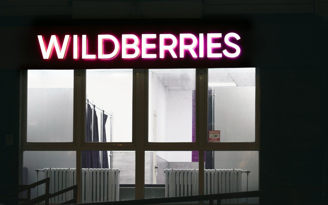 Wildberries ведет переговоры о запуске собственного виртуального оператора мобильной связи MVNO , сообщил источник в федеральном операторе и подтвердили два собеседника в телеком-компаниях В самом маркетплейсе от комментариев отказались По данным TelecomDaily, абонентская база российского рынка MVNO превышает 20 млн. Крупнейшие игроки — Yota 40% рынка, сеть «МегаФона» , «Т-Мобайл» 27%, сети Т2/МТС , РТК 15%, сеть Т2 и «Сбермобайл» 6% В прошлом году виртуального оператора запустил также Альфа-банк Продписаться