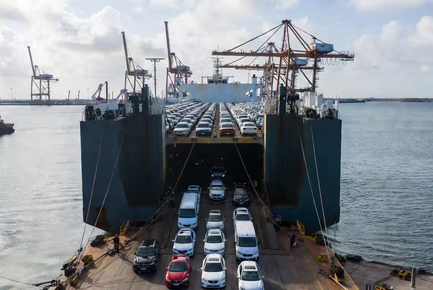 Китай выходит в лидеры мирового автопрома По итогам 2025 года китайские автопроизводители впервые обойдут японские компании по глобальным продажам Ожидается около 27 млн проданных машин против менее чем 25 млн у Японии Рост обеспечен сильным внутренним спросом и стремительным развитием сегмента автомобилей на новых источниках энергии который занимает почти 60 продаж легковых моделей BYD Geely и Chery укрепляют позиции на мировом рынке увеличивая экспорт в Европу Африку и Латинскую Америку На фоне этого японские бренды теряют долю в ключевых регионах что подчеркивает смену лидера в мировой автоиндустрии Мировая кухня