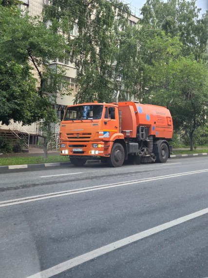 В Ульяновске усилят очистку дорог, тротуаров и систем водоотвода Такое поручение дорожникам дал глава города Александр Болдакин после осадков, которые накануне выпали в Ульяновске С улиц Горина, Соловьёва, Солнечной, Ленинградской и проспекта Антонова МБУ «Дорремстрой» за сутки вывезено 24 самосвала смёта. На улицах Оренбургской, Рябикова, проспекте Гая и ряде других участков, где во время ливня зафиксировали локальные подтопления, были оперативно прочищены ливнеприёмные колодцы, после чего вода ушла в коллекторы. Участок на Гая в районе промышленных предприятий сегодня прочистят дополнительно Днём 23 и ночью 24 июля активизировалась мойка и подметание проезжей части, тротуаров, остановок общественного транспорта спецтехникой. Данная работа продолжится и сегодня днём До начала дождя бригады учреждения успели выполнить часть подготовительных работ и заасфальтировать небольшие участки дворов на Рябикова 88 и 100, Отрадной, 79 корпус 1, Камышинской, 26 и 42а, Железнодорожной, 14, а также на дорогах по 7-ому проезду Инженерному, улицам Хваткова, Азовской и Врача Михайлова Подробнее
