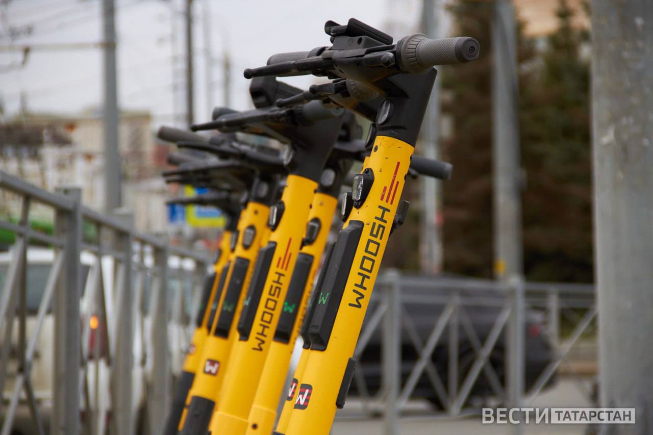 В Челнах 70% жителей против проката электросамокатов  Около 70% жителей Набережных Челнов высказались против использования электросамокатов в городе. Об этом сообщил мэр Наиль Магдеев на аппаратном совещании.  «Мы ничего не запрещаем. Мы пока не разрешаем. Пока не будет четких правил и законов на уровне Российской Федерации, регулирующих использование средств индивидуальной мобильности», — пояснил он.   Подписаться   Сообщить новость