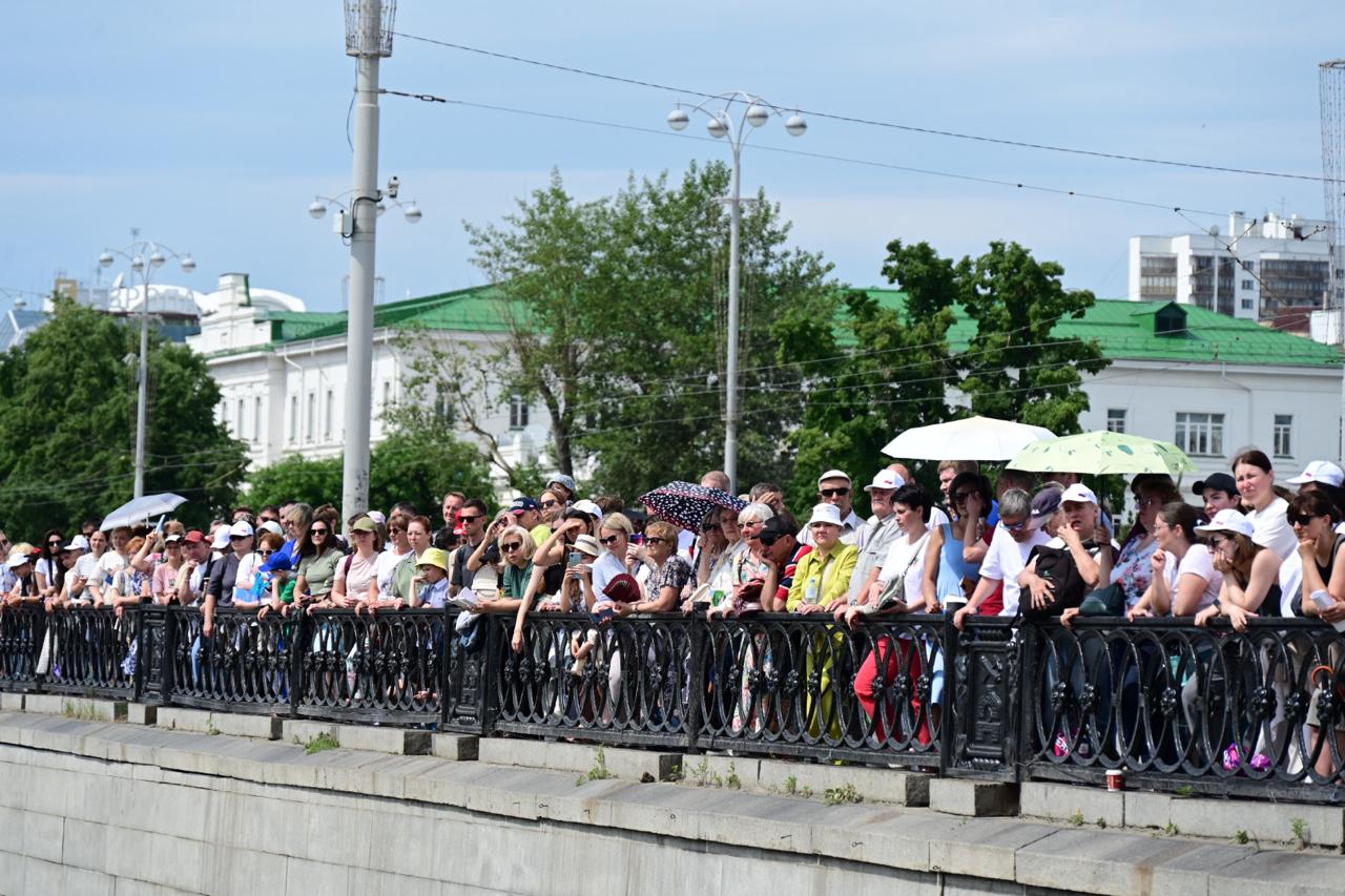 В Историческом сквере Екатеринбурга состоялась акция «Хором славим страну и город». В ней приняли участие около 100 коллективов региона Руководитель Свердловской области Денис Паслер обратился к собравшимся и поздравил их с Днем России. «Вместе со всей страной мы сегодня встречаем главный государственный праздник. Он объединяет миллионы людей, которые любят свою Отчизну, гордятся ее славной историей и богатой культурой, ценят общие победы и верят в ее благополучие. По доброй традиции в Екатеринбурге мы встречаем этот праздник песнями, знакомыми с детства. В них сила, благородство, патриотизм, в них крепкая связь наших поколений. Коллективы разных возрастов сегодня исполнят песни о России. Дорогие друзья, пусть эта музыка наполнит ваши сердца теплом, светом, напомнит о важных событиях в истории нашей страны», — сказал Денис Паслер. В центре города выступил объединенный хор под музыку гражданских и военных оркестров. Программа посвящена важным для этого года событиям: 80-летию Великой Победы и Году защитника Отечества. Солистами выступили лауреаты всероссийских и международных конкурсов из Уральского центра народного искусства, театра «Урал Опера Балет», Уральского государственного духового оркестра и лучшие учащиеся ДШИ. Традиционный подарок — буклеты со словами исполняемых песен, которые получают певцы сводного хора и самые активные зрители праздника. Павел Ворожцов, «Областная газета» Подписаться на «ОГ» Прислать новость Поддержать канал
