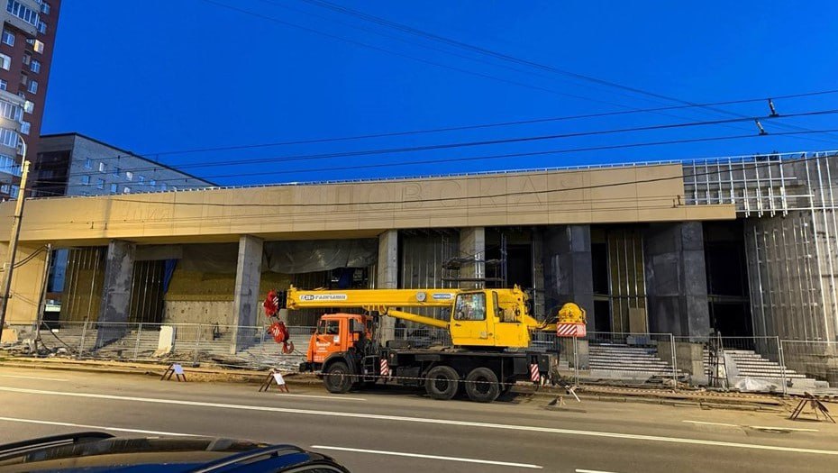 Часть денег на метро от "Юго-Западной" до "Путиловской" перенесут на 2025 год  Финансирование строительства метро в 2025 году увеличится с 31,8 до 35,9 млрд рублей за счёт переноса средств, запланированных на 2026 год  объём уменьшится с 55 до 51 млрд рублей , следует из постановления, опубликованного правительством Петербурга.  В частности, больше средств в этом году потребуется на строительство Красносельско-Калининской линии метро. На участок от станции "Юго-Западная" до "Путиловской" в 2025 году планировалось выделить 12,37 млрд рублей, а теперь выделят 16,52 млрд рублей. В 2026 году с изначального финансирования в 15,11 млрд рублей сняли 4,15 млрд рублей.    Подземник