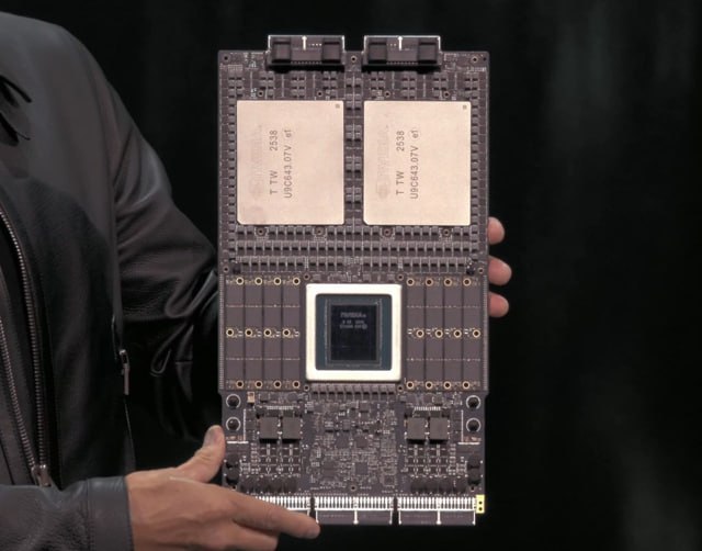 Nvidia впервые показала суперчип Vera Rubin Vera CPU 2 Rubin GPU который будет запущен в массовое производство во второй половине 2026 года 6 трлн транзисторов два GPU 88 ядерный CPU и 586 ГБ памяти Производить его будут на заводе TSMC в Аризоне об этом Хуанга попросил лично Трамп