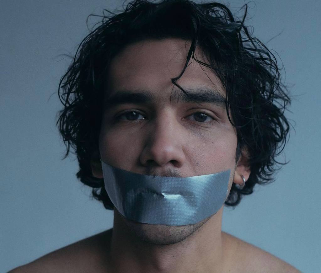 Анастасия Паутова поставит сценарий Ларса фон Триера в церкви 29 и 30 января в петербургском Храме Посещения Пресвятой Девой Марией Елизаветы пройдёт премьера спектакля Анастасии Паутовой Меланхолия по мотивам киносценария Ларса фон Триера Анастасия Паутова Помимо интереса погрузиться в мир одного из самых мощных на мой взгляд режиссёров нашего времени меня привлекла сама история В ней любопытно исследовать границы человеческой природы перед лицом приближающейся катастрофы которая станет концом всего Мой мастер Лев Эренбург учил нас доводить обстоятельства до логического предела Я же решила взять текст в котором обстоятельства уже обострены самым предельным способом выжимая из людей суть А дальше процеживая эту суть мы пытаемся разглядеть что же действительно важно в этой жизни За что мы так упёрто держимся И что давно пора отпустить Подробности по ссылке Мы ВКонтакте