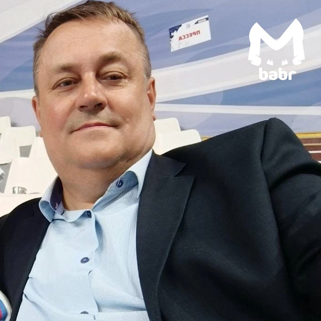 Задержан начальник тыла МВД Бурятии. Его подозревают в превышении должностных полномочий. В апреле 2023-го в селе Кабанск начали строить новое здание для полиции. Подрядчик постоянно срывал сроки, потому что не хватало рабочих. По данным следствия, подозреваемый Руслан Дорофеев, который был заказчиком и следил за всем, привлёк к работе ИПшника, на которого трудились иностранцы без права находиться в РФ. Об этом Дорофеев знал, но всё же прикрывал нелегалов.