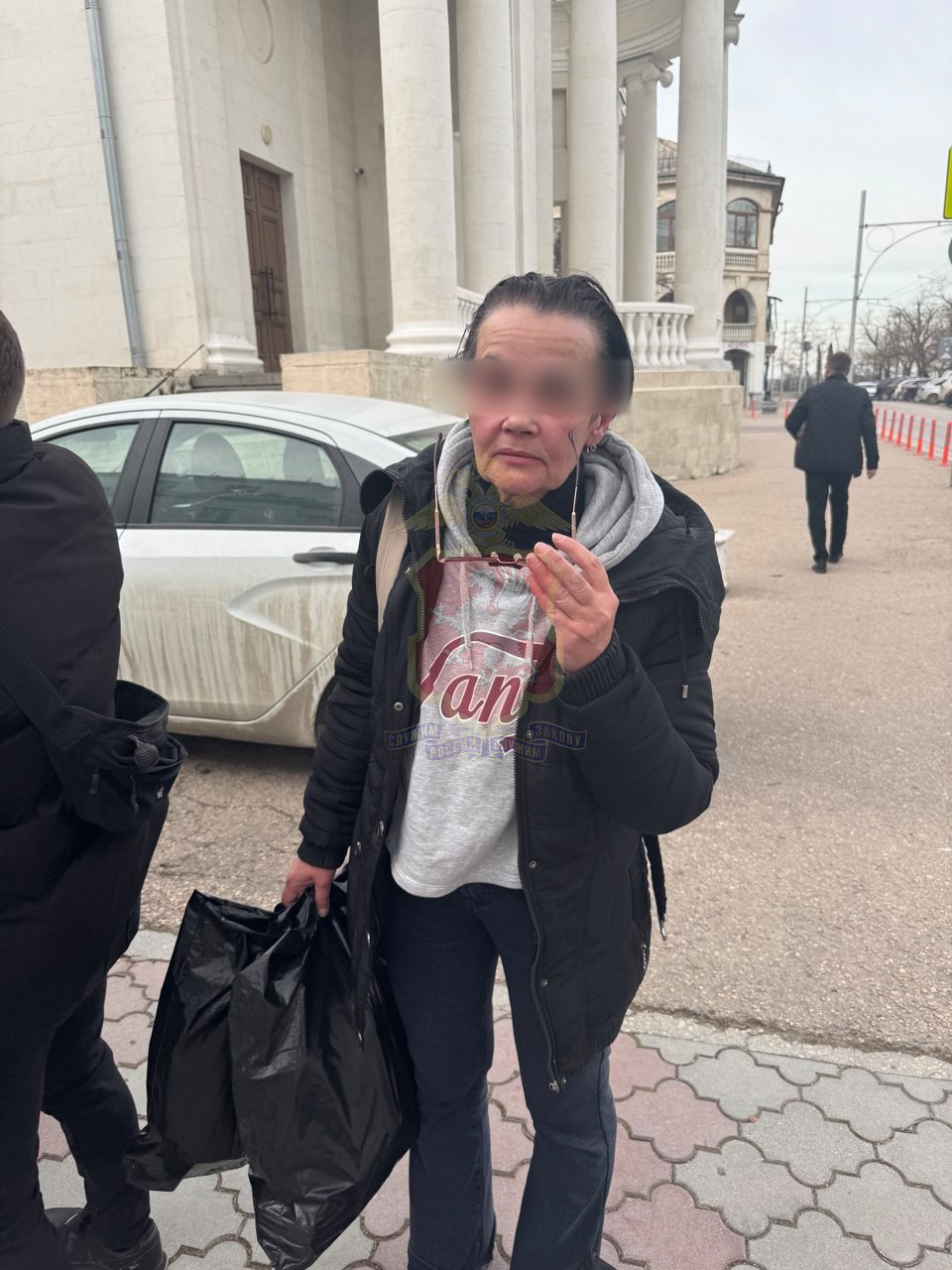 Жительница Ялты грела ноги на Вечном огне в Севастополе В соцсетях выявлена видеозапись на которой некая женщина сидит на Мемориале героической обороны Севастополя 1941 1942гг положив ноги без обуви на Вечный огонь Оказалось что это 54 летняя жительница Ялты Со слов женщины она замерзла и таким образом решила согреться Материалы переданы в следственные органы Севкор теперь в MAX Читайте Севкор