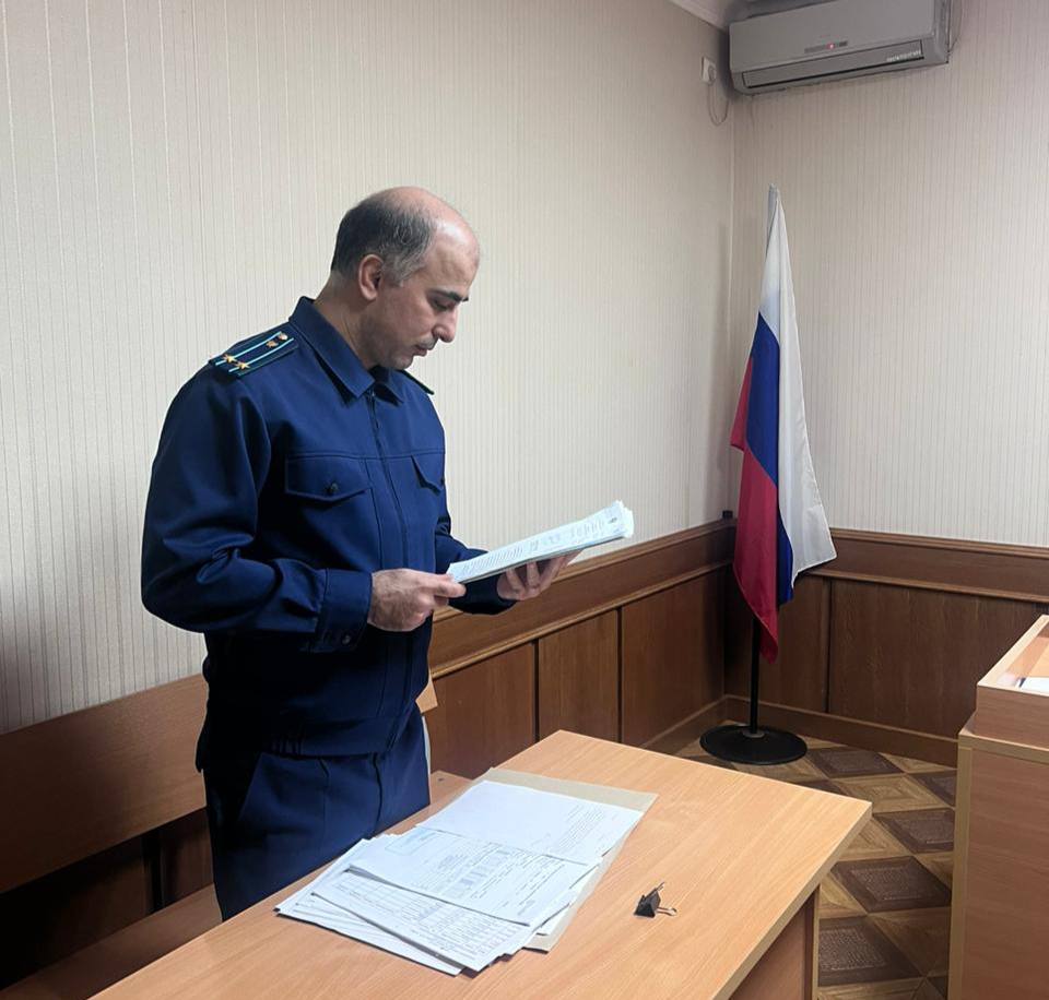 По иску прокуратуры Хасавюртовского района суд постановил взыскать с бывшего заместителя районного собрания депутатов неподтвержденные доходы в размере более 7 9 млн рублей Прокуратурой Хасавюртовского района Республики Дагестан проведена проверка исполнения антикоррупционного законодательства Установлено что в 2023 году заместителем собрания депутатов муниципального района Хасавюртовский район приобретены нежилое помещение и земельный участок стоимостью более 9 млн рублей что превышает совокупный доход депутата и его супруги за три предшествующих года Обоснования происхождения доходов на которые приобретены объекты недвижимости муниципальным служащим не представлены В 2025 году указанное имущество им реализовано третьему лицу с прекращением права собственности В связи с этим прокуратурой района в Советский районный суд г Махачкалы направлен иск об обращении в доход Российской Федерации денежных средств законность происхождения которых не подтверждена Судом с бывшего заместителя председателя районного собрания депутатов взысканы денежные средства в доход государства в размере более 7 9 млн рублей