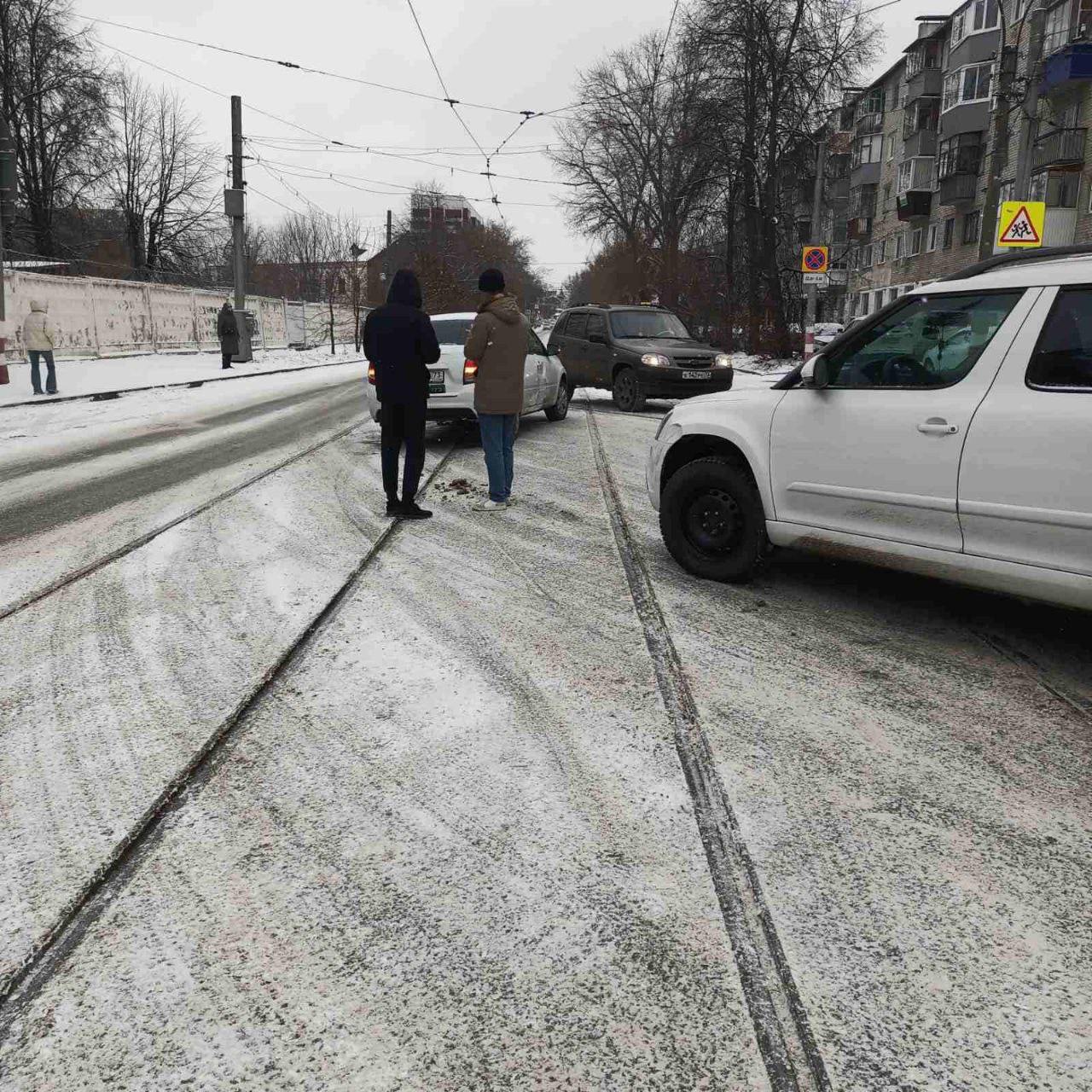 На перекрестке ул. Робеспьера - ул.Верхнеполевая столкнулись два автомобиля.   В связи с этим приостановлено трамвайное движение в обоих направлениях.  Вагоны 15 маршрута следуют с заездом на к.с. Дамба   Прислать новость