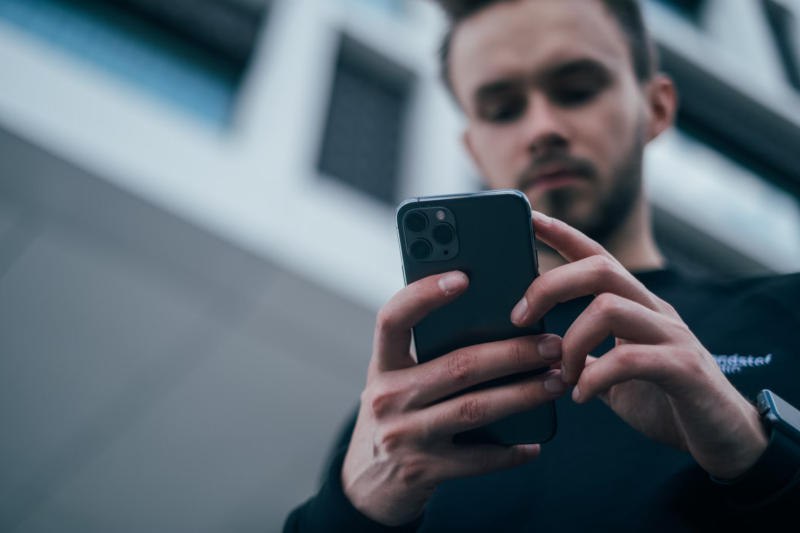 Meta AI запускает платную подписку и планирует заработать $1,4 трлн на ИИ к 2035 году! Приложение Meta AI может предложить платный тарифный план, аналогичный сервисам от OpenAI и Google. Генеральный директор Марк Цукерберг сообщил, что новый премиальный сервис будет предназначен для пользователей, которым необходимы дополнительные вычислительные ресурсы. В 2024 году бюджет компании на генеративный ИИ составит $900 млн, а к 2035 году ожидается прирост выручки на уровне $460 млрд - $1,4 трлн. Meta AI уже имеет почти 1 млрд пользователей, а платные функции могут включать рекламу и продуктовые рекомендации. Конкретные сроки появления этих услуг пока не раскрыты. Дополнительные детали можно найти в оригинальной статье.