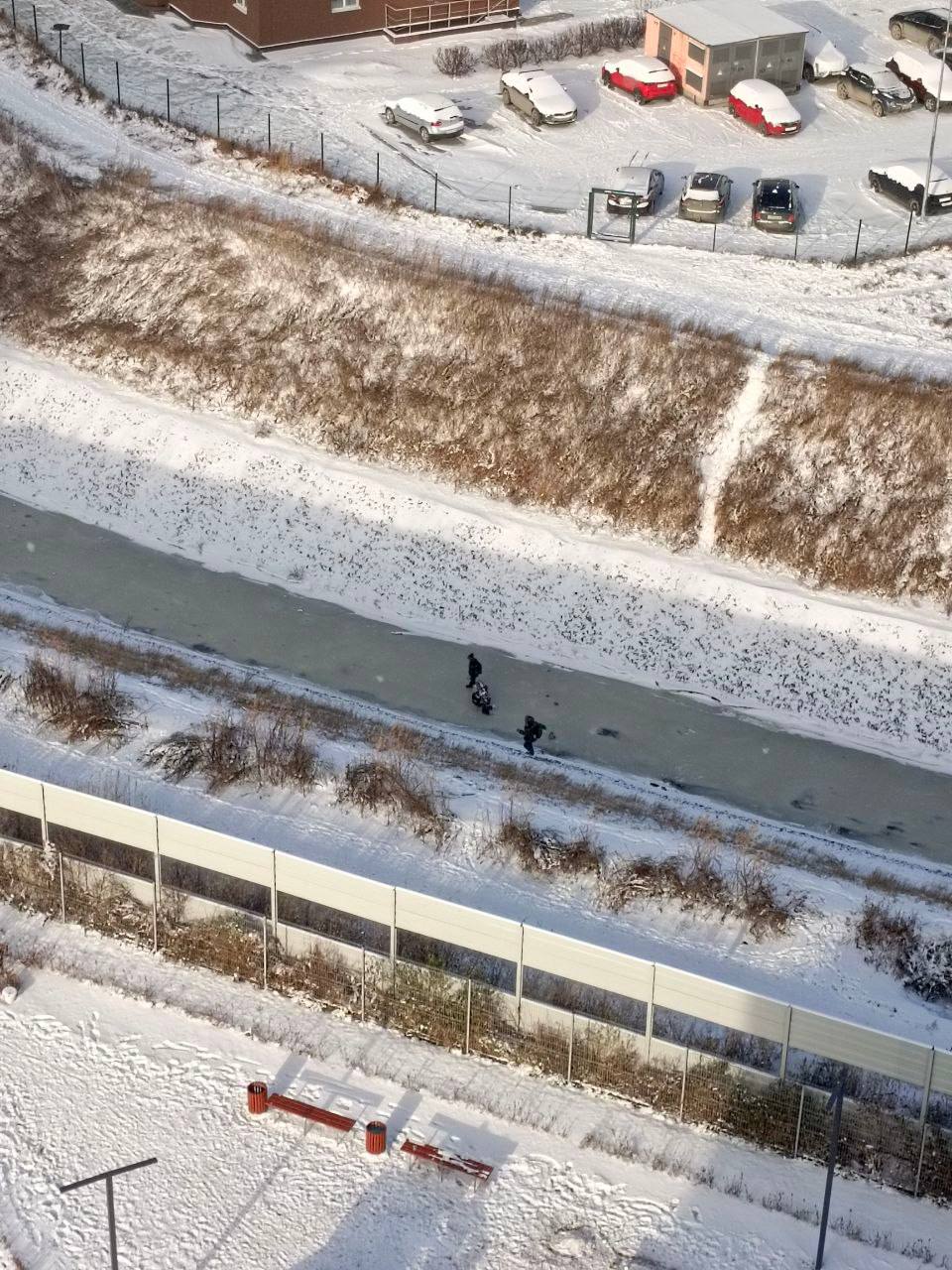 Дети играют на тонком льду в Академическом районе, их вовремя заметили МЧСники  Лёд в регионе все еще неустойчив, и всего за пять минут в холодной воде может наступить смерть. В МЧС призывают жителей не рисковать и объяснить детям, насколько опасно ходить по льду в это время года.