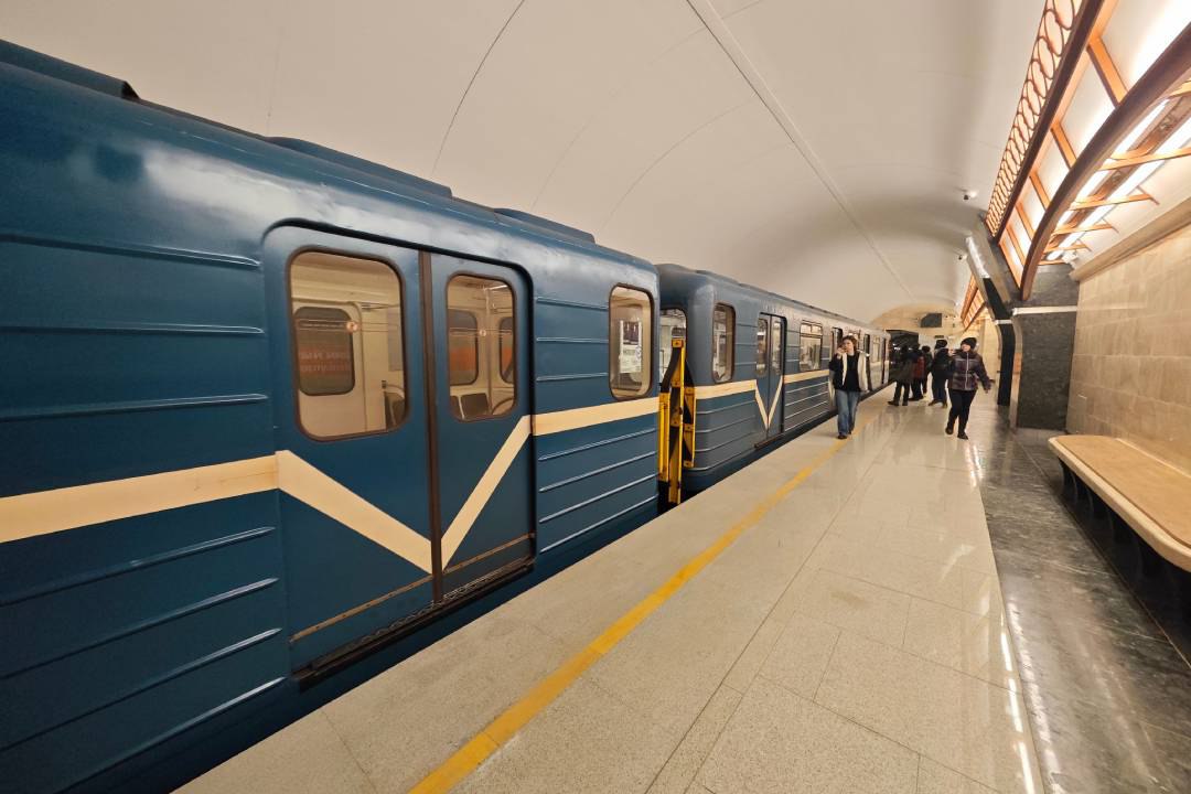 Дракуле отрежут голову Метро Петербурга хочет переделать 9 вагонов редкой серии Метрополитен Петербурга объявил необычную закупку Подземка планирует реконструировать девять головных вагонов и превратить их в обычные пассажирские Начальная цена 200 миллионов рублей Нужно будет демонтировать кабину машиниста и все оборудование в ней и увеличить пассажирское пространство в вагоне Вагоны серии 81 540 8 поставлялись в метро Петербурга в начале нулевых годов Их отличала просторная кабина машиниста за что вагоны прозвали головастыми Другие неформальные прозвища связаны с декоративными элементами на кабине белыми полосами из за которых вагон еще называли дракула и саблезуб Зачем метро решил создать Франкенштейнов в нашем материале Подпишись на Комсомольскую правду СПб отдай свой буст нам