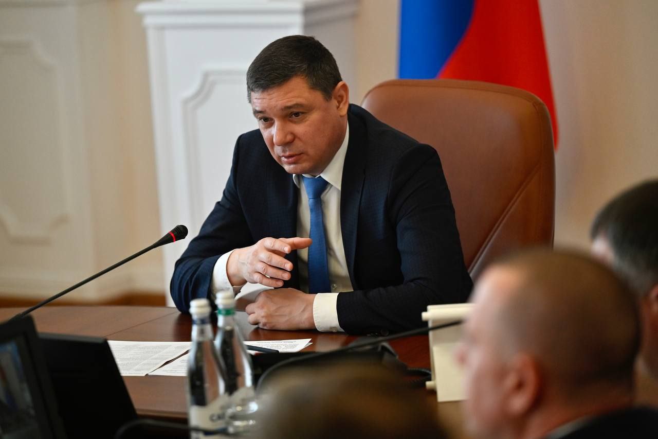 Обсудили на оперативном совещании реконструкцию и строительство дорог в рамках госпрограммы "Развитие транспортной системы и дорожного хозяйства Тамбовской области". Как доложил и.о.министра автомобильных дорог и транспорта Альберт Чурилов, в 2024 году будут проведены работы на 15 объектах регионального значения и 86 - местного. К концу года мы должны привести в нормативное состояние 265 км дорог, путепровод в Мичуринске и мост через реку Пичаевка. Также на отремонтированных ранее дорогах продолжается устранение дефектов по гарантии. Обращаю внимание, что подрядные организации должны завершить все асфальтобетонные работы до 1 ноября. Если всё делать в срок и качественно, то и асфальт у нас перестанет сходить вместе со снегом. К сожалению, серьёзный ущерб дорогам наносят предприятия агропромышленного комплекса. В сезон иногда допускаются перегрузы в два раза. Наши дороги не рассчитаны на такую нагрузку, из-за этого мы вынуждены постоянно их ремонтировать. Будем усиливать контроль за перевозчиками, в т.ч. проверять отгрузку на самих предприятиях.