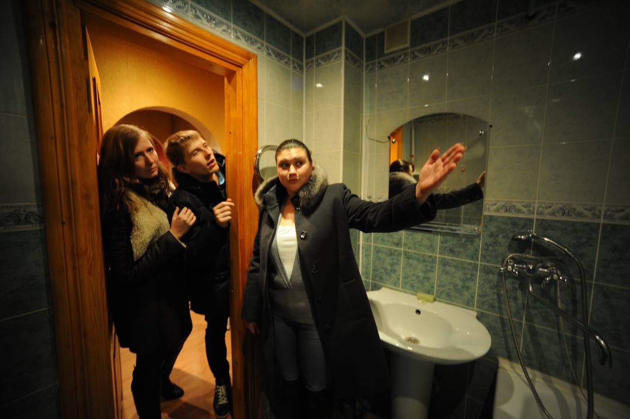 В России заявили о необходимости проверки компетенций риелторов Федеральные власти нашли крайнего в ситуации с квартирой Ларисы Долиной История с оспариванием сделки по продаже квартиры певицы стала не просто очередным громким кейсом на рынке недвижимости Для федеральных властей она превратилась в основание для принципиальных выводов и по сути в поиск ответственного за системный сбой Этим ответственным в публичной логике оказались риелторы При этом участники рынка обращают внимание ключевые решения в подобных историях принимаются вовсе не посредниками Сделки утверждаются и подтверждаются очень уполномоченными людьми нотариусами регистраторами судами Эти институты продолжат работать и дальше продолжат носить мантии и принимать юридически значимые окончательные решения Подробнее в новом материале Делового Петербурга Александр Рюмин ТАСС Подписаться на ДП в Telegram MAX