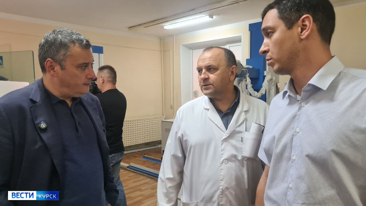 Нехватка специалистов – основная проблема в Горшеченской районной больнице    С пациентами и медиками пообщался врио губернатора Александр Хинштейн.     В ЦРБ глава региона заехал внепланово. Он отметил, что больница нуждается в ремонте. А вся система первичного звена здравоохранения и работа скорой помощи – в "донастройке".    Вести-Курск. Только проверенная информация       Прислать новость