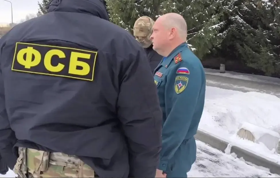 Начальник центра МЧС из Озёрске получил 6 лет за то что гонял подчинённых строить свой коттедж Сотрудники ФСБ по Челябинской области выявили и задержали бывшего начальника Уральского учебного спасательного центра МЧС полковника Андрея Скульдицкого Два года он использовал подчинённых военнослужащих как бесплатную рабочую силу в служебное время солдаты убывали со службы и строили его личный коттедж Челябинский гарнизонный военный суд признал Скульдицкого виновным в превышении должностных полномочий и назначил 6 лет колонии общего режима Полковник также лишился воинского звания и на полтора года утратил право занимать руководящие должности на госслужбе