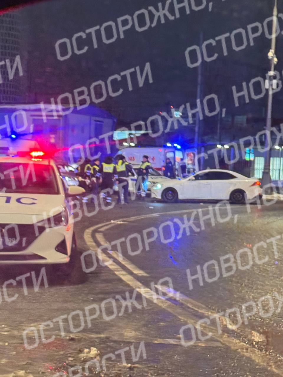 Один человек погиб при взрыве машины на Савеловской Предварительно неизвестный скончался на месте еще один человек пострадал Об этом пишет 112 Я был рядом со взрывом на Савеловской В момент взрыва выходил с аэроэкспресса и видел вспышку и слышал хлопок Кажется там все было в фрагментах человеческого тела рассказали Осторожно новости очевидцы UPD Погибший сотрудник ДПС уточняет 112 Предварительно неизвестный снимал взрыв на видео После произошедшего он успел скрыться