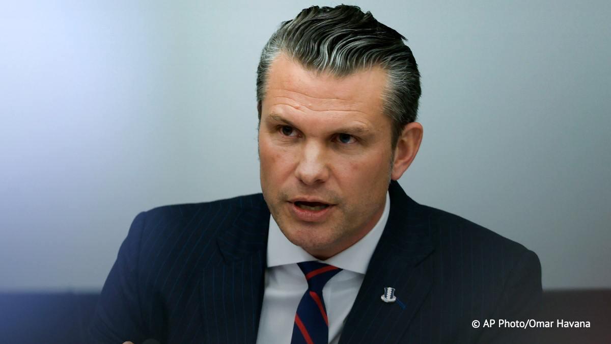 Ряд сотрудников Пентагона собирается опубликовать письмо с требованием об отставке Хегсета, сообщает The Daily Mail. По данным газеты, его обвиняют в "политизированных решениях" и создании "атмосферы паранойи" в министерстве.