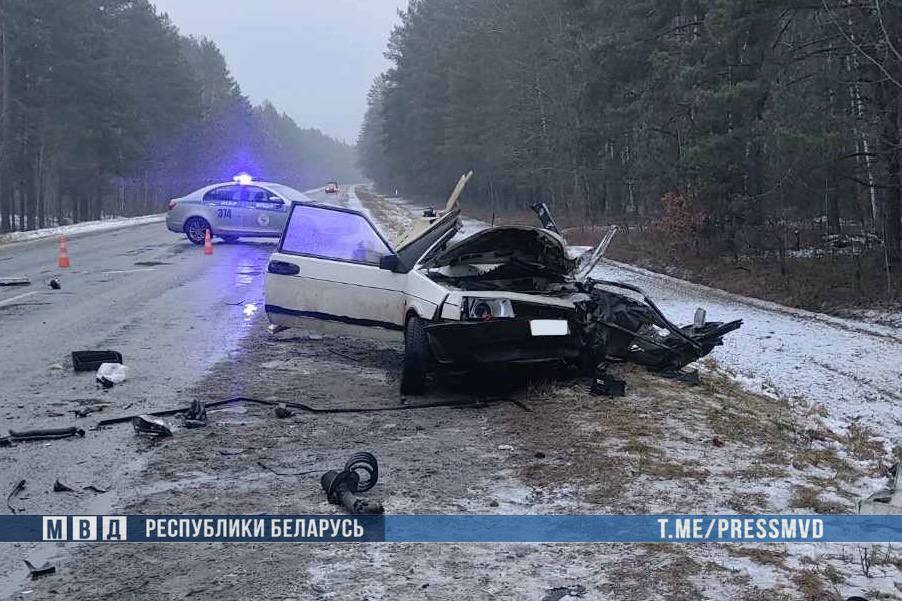 ДТП на Гомельщине: один человек погиб и двое пострадали, в том числе ребенок  #гаи_гомель   Сегодня около пяти вечера на 18 км автодороги Р-37 "Мозырь-Наровля-граница Украины", по предварительной информации, произошло лобовое столкновение ВАЗ под управлением 44-летней женщины и Fiat, за рулем которого находился 35-летний мужчина.  Водитель жигулей погибла. Ее 16-летняя пассажир и водитель микроавтобуса доставлены в больницу.    На месте ДТП работают сотрудники ГАИ, следственно-оперативная группа.  ‼ Водителям при движении следует быть внимательными и осторожными, учитывать погодные и дорожные условия, выбирать безопасную скорость. Перед совершением маневра убедиться в его безопасности.