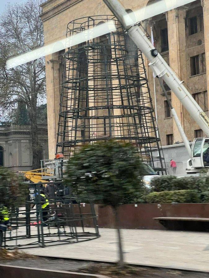 В Тбилиси у здания парламента, где проходят протесты, власти устанавливают новогоднюю елку, — СМИ