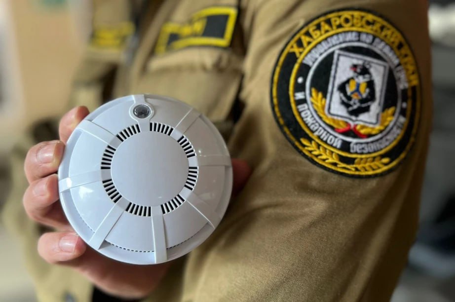 Более 30 тыс пожарных извещателей установили власти в домах жителей края По распоряжению губернатора Дмитрия Демешина на краевом уровне действует программа по которой муниципалитетам выплачивают субсидии на установку датчиков Приборы улавливают дым в первые секунды возгорания и подают громкий звуковой сигнал предупреждая о пожаре Они уже неоднократно доказали свою эффективность отметил заместитель председателя комитета правительства края по гражданской защите Сергей Салямов   В первую очередь датчики ставят в жилье многодетных семей нуждающихся и маломобильных граждан участников и ветеранов СВО При подключении специалисты проводят обязательные инструктажи Финансирование направления проходит по программе Защита населения Хабаровского края от чрезвычайных ситуаций и пожаров ХАБАРОВСКИЙ КРАЙ в МАХ