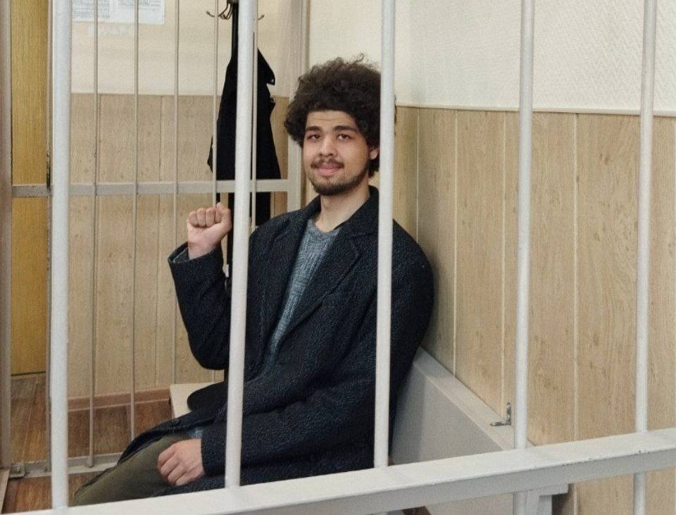 Обвиняемого в призывах к терроризму студента СПбГУ отпустили из СИЗО Казахстанского студента СПбГУ Гарри Азаряна освободили из СИЗО заменив меру пресечения на запрет определенных действий Об этом объявила группа поддержки молодого человека Азарян был арестован в мае по подозрению в призывах к терроризму Следствие утверждает что на собраниях движения Рабочая власть он агитировал за террористические акции и насильственное свержение власти