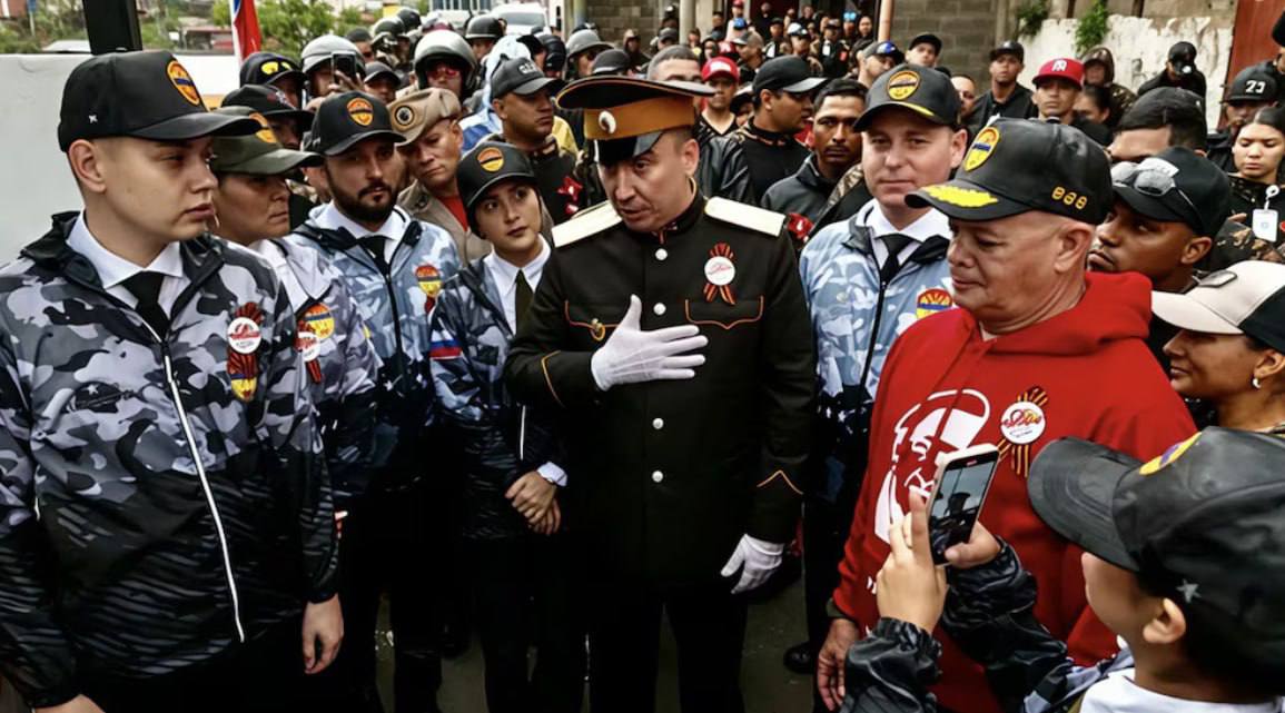 В Венесуэле, предположительно, арестовали президента Российско-Венесуэльской торговой палаты Романа Фроленко Аргентинская газета Infobae сообщила об аресте 15 мая в Венесуэле президента Российско-Венесуэльской торговой палаты Романа Фроленко. Утверждается, что это произошло из-за конфликта Фроленко с послом РФ в стране Сергеем Мелик-Багдасаровым. Главное разведывательное управление Венесуэлы провело обыски в доме Фроленко в Каракасе, также были задержаны члены казачьей команды Фроленко. Проблемы возникают из-за спора между русскими за власть в Венесуэле. Проще говоря, у тех россиян были проблемы с российским послом — сказал источник Infobae. Утверждается, что российской дипмиссии в Венесуэле не понравилось, что Фроленко начал часто представлять Россию при ведении дел с правительством Николаса Мадуро из-за чего многие вопросы между Россией и Венесуэлой местные чиновники предпочитали решать через него. Конфликт вызвало и присутствие Фроленко на открытии памятника Неизвестному солдату, на котором не было посла РФ. Российская сторона не подтверждала арест Фроленко. Подписаться Прислать новость