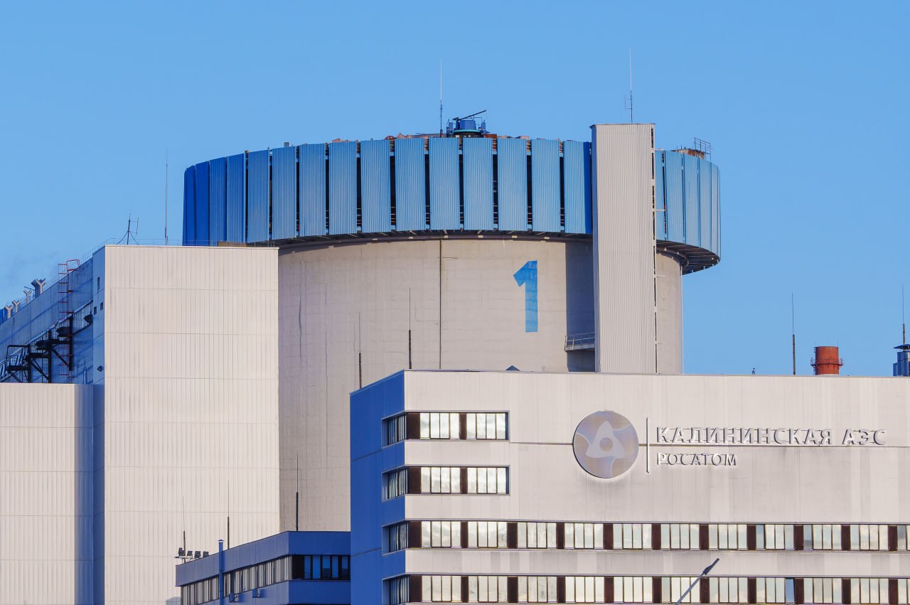 Калининская АЭС получила разрешение на продление срока службы первого блока  Ростехнадзор выдал лицензию на эксплуатацию до 28 июня 2044 года — еще на 19 лет. Экспертиза подтвердила соответствие оборудования всем стандартам и требованиям.   С момента пуска в 1984 году энергоблок №1 с реактором ВВЭР-1000 выработал более 270 млрд кВт⋅ч электроэнергии. До 2044-го будет еще порядка 150 млрд кВт·ч.  #новости #КалининскаяАЭС #Росэнергоатом