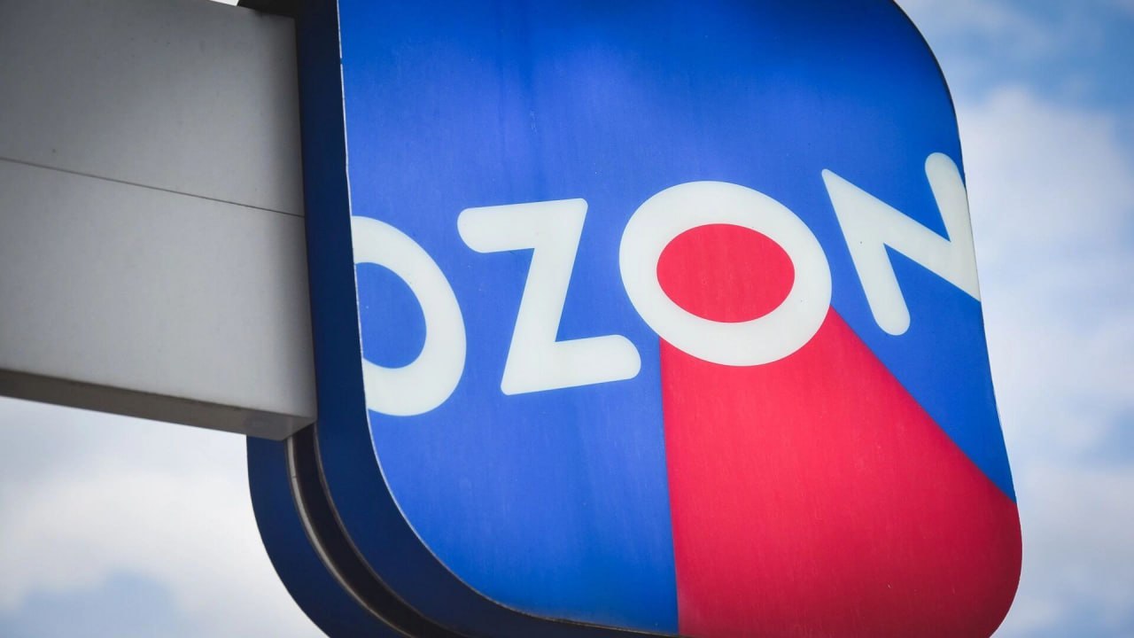 В Ozon прокомментировали слова главы ЦБ Эльвиры Набиуллиной о разных ценах на товары на маркетплейсах в зависимости от способа оплаты Как заявили Ъ в пресс службе компании скидки при оплате товаров определенной банковской картой это программа лояльности в которую инвестирует банк OZON У различных игроков и банковского и ритейл рынка есть аналогичные инструменты например кешбэки и партнерские бонусные программы отметили в Ozon jkinvest news jkinvest