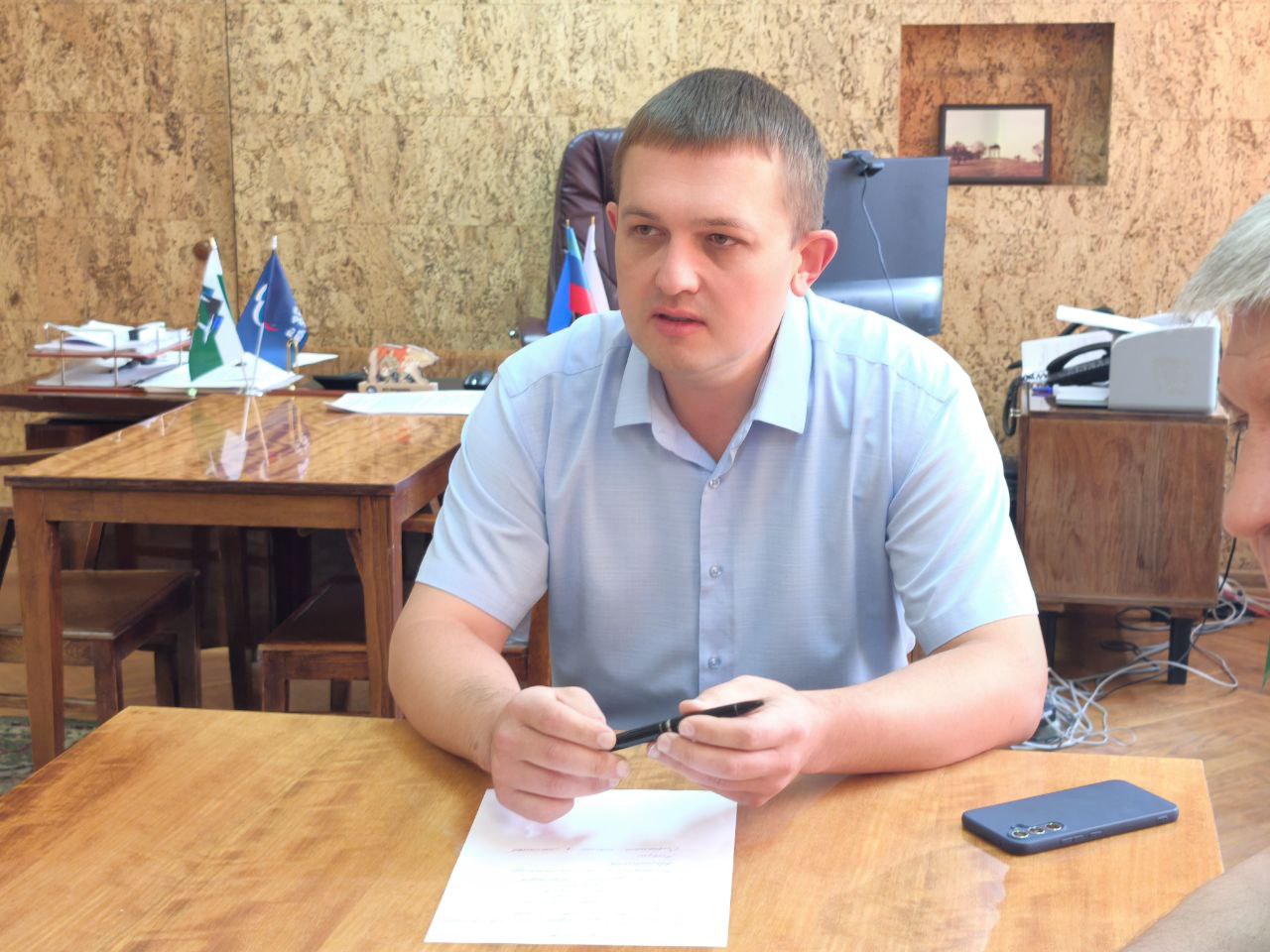 Провел рабочую встречу с директором Алчевского управления ГУП ЛНР "Лугансквода" Дмитрием Ометовым, на которой обсудили актуальные вопросы по улучшению водоснабжения и водоотведения Брянки.    На сегодняшний день водоснабжение львиной части города приостановлено. Вынужденное прекращение подачи воды связано с выполнением работ подрядной организацией по переврезке нового участка водовода 1200 насосной станции ЗПС 4 подъема Славяносербской насосной станции 4 подъема г. Алчевска. Дмитрий Ометов заверил, что, как только работы будут завершены, брянковчане вернутся к прежнему графику подачи воды. Ориентировочное время вхождения в режим - 07-08 июля.     Кроме того, в ходе встречи, совместно с уполномоченным представителем Брянской области Евгением Бобовским, обсудили планы дальнейшей работы по замене водоводов силами специалистов региона-шефа. В 2026 году они коснутся улучшения водоснабжения в направлении микрорайона "Тополь" и жилмассивов, питающихся от Криворожской насосной станции.    На территории города существует большое количество забоев сетей водоотведения, которые необходимо устранить в кратчайшие сроки.  Дмитрий Ометов пояснил, что в ГУП ЛНР "Лугансквода" наблюдается дефицит специалистов этого направления, однако заверил, что согласно утвержденному графику, работы будут выполнены в ближайшей перспективе с привлечением специализированной техники Алчевского управления. Кроме того, помощь в ликвидации забоев окажет и Управляющая компания, обслуживающая наш город. Также специалисты "Луганскводы" планируют произвести замену отдельных участков коллектора в районе рынка в микрорайоне №4, где сложилась самая проблемная ситуация с водоотведением.   Хочу обратить внимание горожан на то, что, как показывает практика микрорайона №4, к основным причинам возникновения забоев канализации относится не только большой срок эксплуатации сетей водоотведения, а и безответственное поведение самих жителей многоквартирных домов, где возникают эти забои. Чего только не извлекают работники "Луганскводы" из труб и коллекторов при ликвидации плачевных последствий.