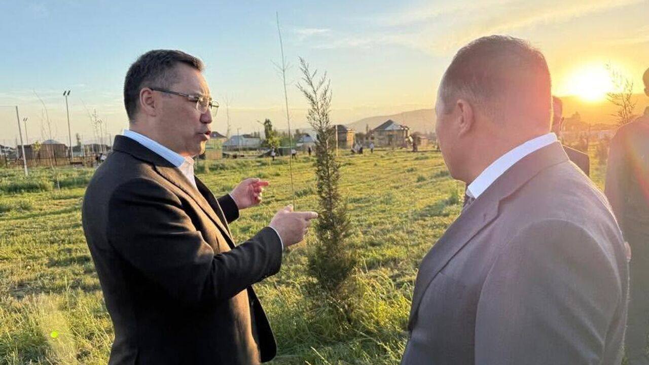 Президент оценил благоустройство парка дружбы в Джалал-Абаде и призвал к заботе о городе Во время рабочей поездки по Джалал-Абадской области президент Садыр Жапаров побывал в парке, символизирующем сотрудничество между регионами Кыргызстана и России. Там он осмотрел территорию, оценил проведённые работы по благоустройству и прогулялся по зонам отдыха. В ходе визита глава государства пообщался с горожанами, обсудил с ними насущные вопросы и сделал несколько снимков на память. Обращаясь к жителям, Жапаров отметил, что поддержание чистоты и порядка — общее дело, и именно с личной ответственности начинается забота о комфорте и благополучии родного города.