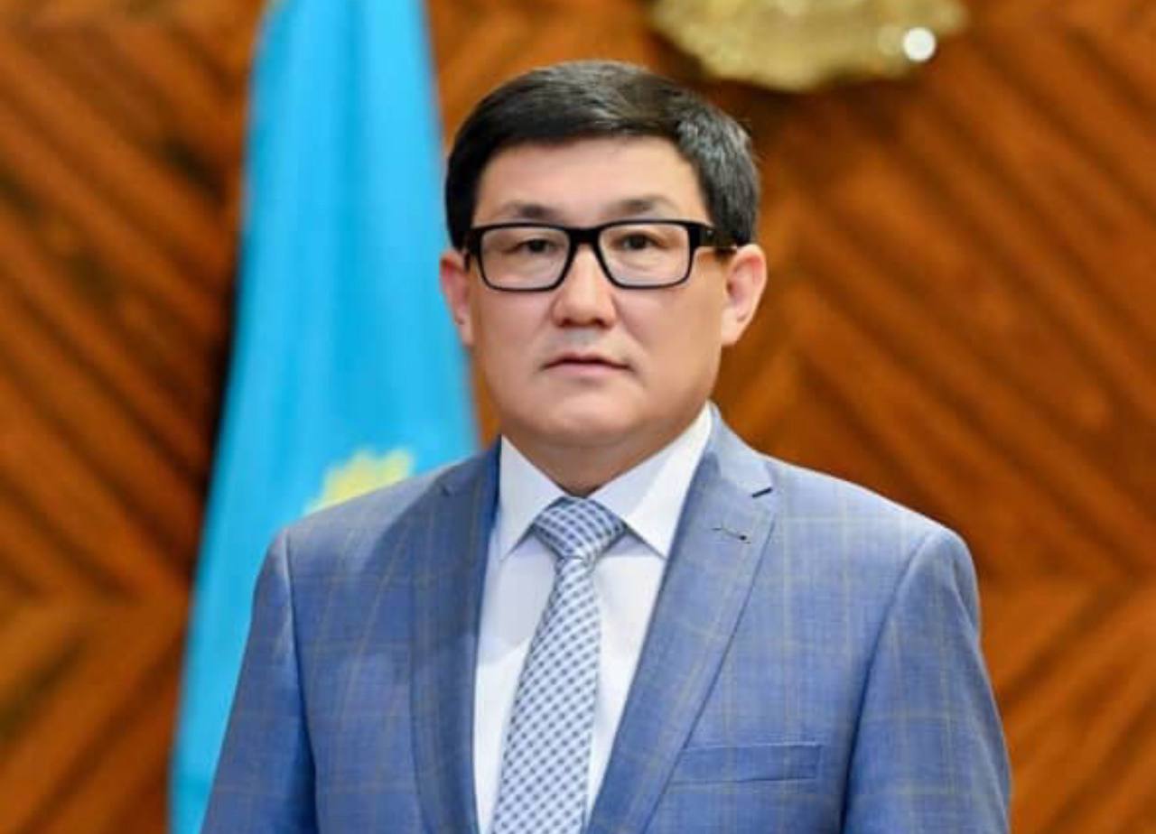 Акимом города Семей избран КОЖАНБАЕВ Адлет Нурсагатович По итогам выборов Адлет Кожанбаев набрал 77 1 голосов и одержал победу Его соперники Каныш Толеуов набрал 10 8 Айболат Бекжасаров 8 4 а 3 7 избирателей проголосовали против всех Адлет Кожанбаев родился 1 января 1980 года в селе Бигаш Кокпектинского района Окончил Пушно меховой колледж Казпотребсоюз по специальности Экономика бухгалтерский учет и анализ Университет Туран по специальностям Бухгалтерский учет и аудит Юриспруденция а также РАНХиГС при Президенте РФ Магистр делового администрирования Master of Business Administration MBA Трудовую деятельность начал в 2000 году Семипалатинском филиале АО Крамдсбанк в ликвидационной комиссии в должности кредитного специалиста В разные годы занимал должности начальника отдела процессинга и мониторинга залогов начальника кредитного управления исполнительного директора АО БТА Ипотека в Алматы советника председателя правления и директора филиала банка Темiрбанк в Семее директора операционного департамента управляющего директора заместителя председателя правления АО Жилищный строительный сберегательный банк Казахстана генерального директора сервисной фабрики филиала АО Казахтелеком в Алматы Кроме того возглавлял управление финансов области Абай До избрания был акимом родного Кокпектинского района Общий трудовой стаж 25 лет Подпишись на prokadrykz