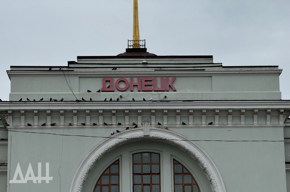 Чертков рассказал, что мешает запуску поездов из Донецка в Ростов Главной проблемой остается безопасность. Вместе с тем организация ж/д сообщения с Ростовской областью находится на повестке. Одним из первых решений рассматривается запуск электропоезда по маршруту Иловайск — Таганрог. Читать полностью Подробнее о ситуации и планах в сфере железнодорожных перевозок читайте в интервью Донецкому агентству новостей врио председателя Правительства ДНР Андрея Черткова. Подписаться
