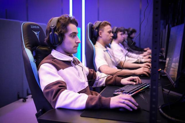 В Челябинске открылся фиджитал центр   www up74 ru articles news 167916 Новый спортивный комплекс включает в себя открытое футбольное поле площадки для стритбаскета и воркаута Непосредственно в здании расположена киберспортивная зона компьютерный зал на 20 игровых мест зона консолей PS и система виртуальной реальности с VR шлемами и станцией По мнению главы региона Алексея Текслера этот центр создает новые возможности для молодежи и спортсменов Для детей это возможность совместить интерес к цифровым технологиям с физической активностью В этом и есть основная идея объединить в один формат спорт и технологии будущего подчеркнул убернатор Мы будем строить новые центры и развивать это направление дальше