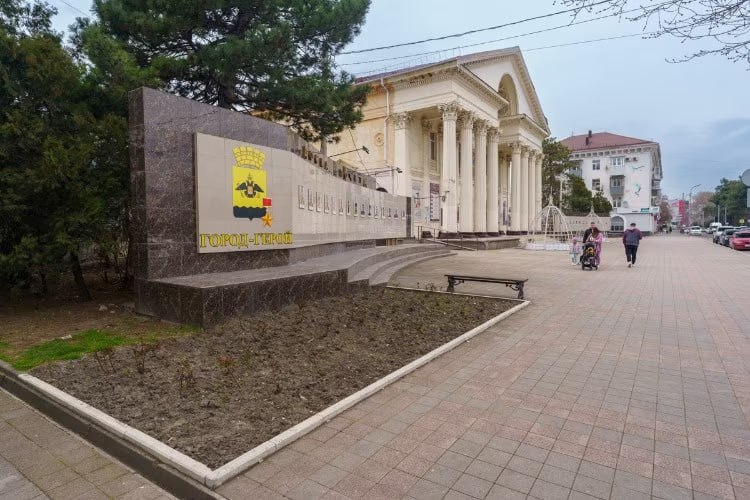 Коллектор в историческом центре Новороссийска полностью отремонтируют впервые за 50 лет Власти города героя получили положительное заключение госэкспертизы по проекту его реконструкции Документ был выдан 29 сентября 2025 года Работы затронут участок от ул Советов по направлению к Набережной имени Адмирала Серебрякова Изношенная сеть диаметром 1000 мм служившая городу более 50 лет будет полностью обновлена Также запланировано подключение к обновленному коллектору существующих дворовых канализационных сетей Особенность проекта применение щадящих технологий из за расположения объекта в зоне исторической застройки На улице Новороссийской Республики ради целостности брусчатки используют метод санации без вскрытия траншеи Однако на некоторых участках масштабных земляных работ не избежать на ул Губернского где коллектор залегает на глубине до 9 метров потребуется раскопка траншеи на всю ширину проезжей части В мэрии предупредили что это потребует временного изменения схемы движения транспорта О новых маршрутах жителей и гостей города проинформируют дополнительно перед началом работ На реализацию проекта потребуется 12 5 месяцев Фото Кубань Информ Отправить новость Подписаться