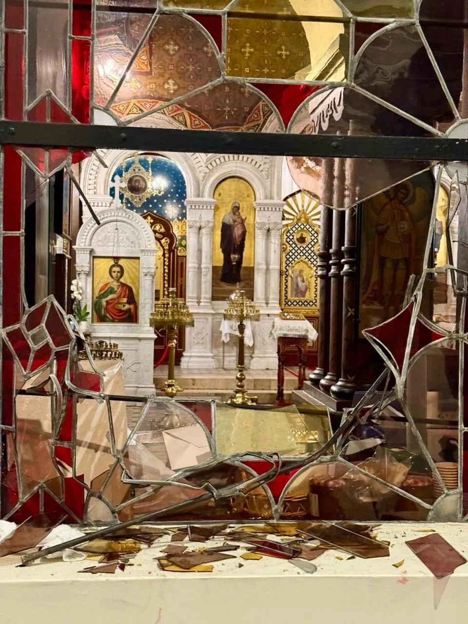 Вандал разбил исторический витраж русского православного собора в Женеве Подозреваемый задержан говорится в заявлении руководства Крестовоздвиженского собора Известно что витражу было почти 160 лет Мы в МАХ