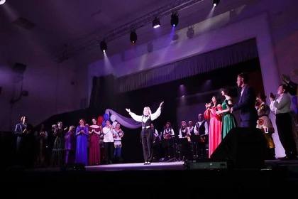 В Мариупольском русском драматическом театре состоялся концерт «Песнь Родины бескрайней», приуроченный к Дню России. В мероприятии выступили ведущие артисты театра, а также участники балета и оркестр под руководством Юлии Чайн. В этот торжественный вечер на сцене звучали патриотические мелодии, стихи и песни, посвященные России, ее культуре и народу.
