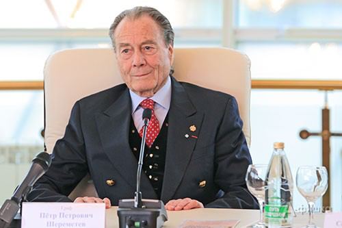 У Путина появился новый старый подхалим — живущий в Париже 93-летний граф Пётр Шереметев попросился в Россию, чтобы «служить родине предков». Потомок дворянского рода Шереметевых получил гражданство РФ ещё в начале «нулевых», но оставался жить во Франции, продвигая в Европе прокремлёвские нарративы он, например, руководит некой Федерацией русских партий Европы и советом российских соотечественников . Теперь Шереметев внезапно захотел в Россию: назвал себя «горячим патриотом» и накатал письмо Путину, чтобы тот «оказал содействие» в его переезде. В интервью пропагандистам он также стал нахваливать Путина: «Владимир Владимирович — замечательный лидер. Он — государственник в лучшем смысле этого слова. Именно он сохранил страну, возвысил её голос, и я верю, что история оценит его по достоинству. Я восхищен, и благодарю Бога за то, что именно этот человек в такой трудный час ведет нашу страну вперёд». В Кремле графу пока не ответили.