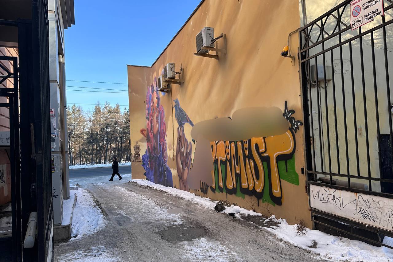 В Челябинской области запустили чат бот для борьбы с наркотиками В регионе начал работать чат бот stop graffiti chel bot с помощью которого жители могут сообщать о рекламе наркотиков и подозрительных онлайн ресурсах Проект разработали полицейские управления по контролю за оборотом наркотиков вместе с Минцифры Челябинской области Инициатива уже получила федеральное признание бот стал лауреатом премии Безопасный город Сервис работает в мессенджере MAX Через него можно отправить фото и адрес наркограффити информация автоматически уходит в муниципалитеты и управляющие компании а пользователь получает уведомление после удаления надписи Также бот принимает сообщения о сайтах с запрещённым контентом данные передают в Роскомнадзор Отдельный раздел посвящён профилактике там собраны материалы об опасности наркотиков и есть возможность записаться к врачу наркологу областной больницы