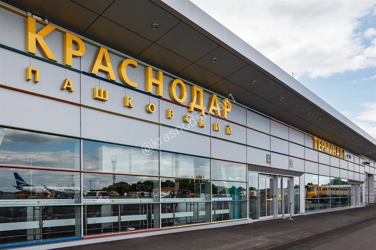 Аэропорт Краснодара остаётся закрытым По интернету разошлись слухи о возобновлении работы краснодарского аэропорта с 1 сентября якобы некоторые арендаторы даже получили уведомления о возвращении Однако представители компании Аэродинамика опровергли эти утверждения сообщив что официального распоряжения об открытии не было Также сообщается что несмотря на закрытие аэропорт работает по утвержденным регламентам Постоянно проводится оценка техсостояния аэродромной техники Оценивается готовность аэродрома и терминалов Так например летом прошлого года была отремонтирована дополнительная рулежная дорожка А также отремонтированы фасады и привокзальная площадь аэропорта Все эти меры дают возможность аэропорту Краснодар обеспечивать высокую готовность к возможному открытию Ваши видео высылайте нам в бот krasnodarkray bot Подпишись поделись krasnodarkray1 Прислать видео новость