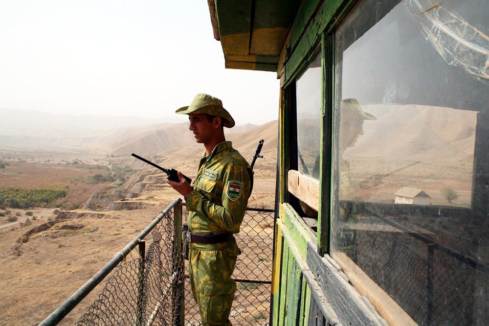 Двое военнослужащих пограничных войск Таджикистана погибли в ночь на 24 декабря в результате вооруженного столкновения с террористами незаконно пересекшими границу со стороны Афганистана Об этом сообщает пресс служба Пограничных войск ГКНБ Таджикистана На месте боестолкновения силовики обнаружили и изъяли три винтовки М 16 один автомат Калашникова три пистолета иностранного производства оснащенные глушителями а также десять ручных гранат Кроме того у нарушителей были при себе прицел ночного видения взрывчатка и различные боеприпасы В ходе операции по предотвращению теракта погибли двое таджикских военнослужащих Зирехбон Наврузбеков и Исматулло Курбанов Погранвойска выразили соболезнования в связи с потерей личного состава при исполнении служебного долга Подробнее на нашем сайте Актуальные новости из Центральной Азии fergananews