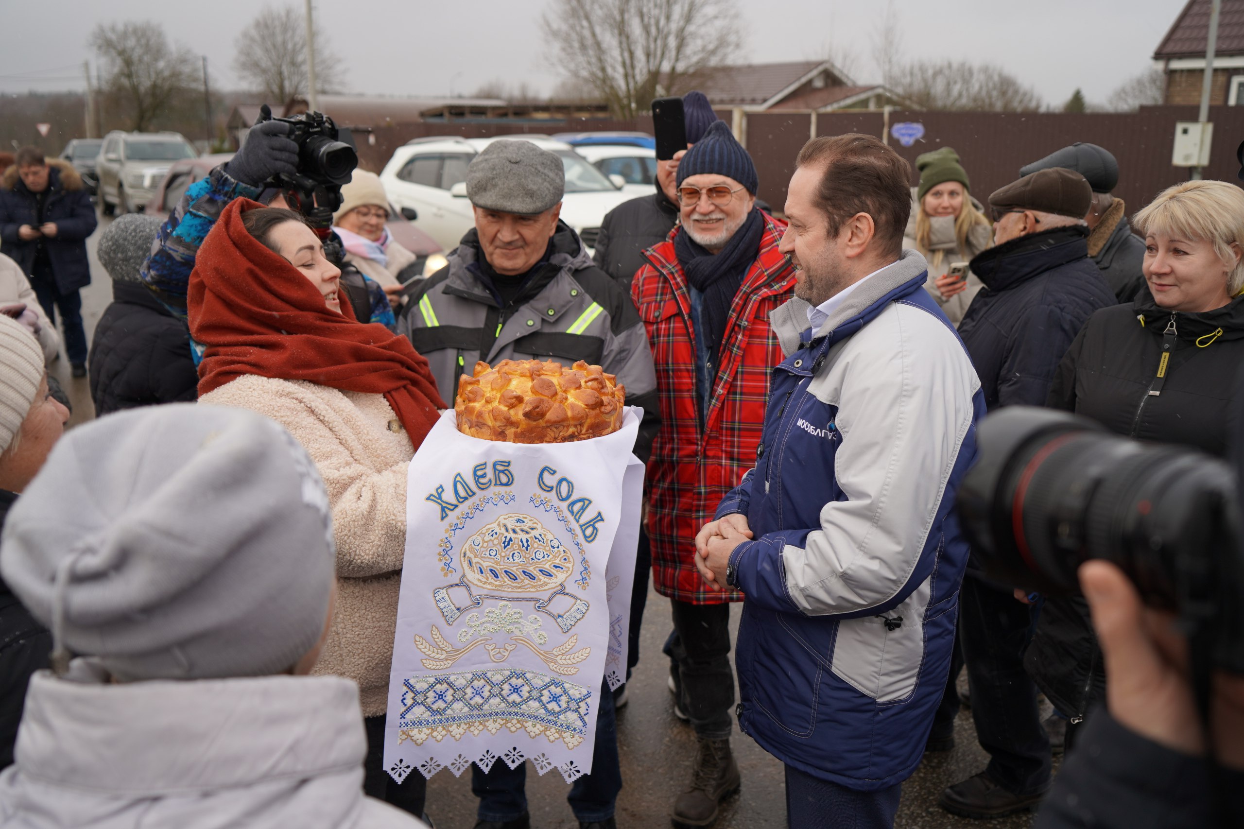 Жители деревни Алферьево Сергиево-Посадского округа встретят зиму с газом.   Мособлгаз догазифицировал населенный пункт и подключил первый дом.    «У нас выходило порядка 18 тысяч в месяц. От электричества было тепло какое-то другое, дольше дом прогревался. Сегодня нам пустили газ в плиту и котел - я сразу в духовке пирогов напекла. Хочу поблагодарить нашего президента за социальную газификацию! Это совсем другое дело!», - поделилась впечатлениями Нина Васильевна Тюжаева за чашкой чая с генеральным директором АО «Мособлгаз». Игорь Баранов приехал поздравить жительницу лично.    «Нина Васильевна этой зимой заплатит за отопление в 5 раз меньше по расчетам Мособлгаза, чем при отоплении электричеством. В населенном пункте порядка 60 домов, до конца года все дома, которые жители подготовят к приему газа, мы подключим. Всего же в этом году по всей Московской области подключим 20 тысяч домовладений - реализация президентского проекта продолжается», - Игорь Баранов.     Узнайте, как подготовить дом к пуску газа.     Подать заявку на подключение можно в Личном кабинете клиента Мособлгаза.